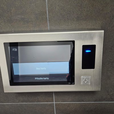 Dotykový ovládací panel výtahu pro vozíčkáře