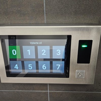 Dotykový ovládací panel výtahu pro vozíčkáře - stačí zvolit cílové podlaží