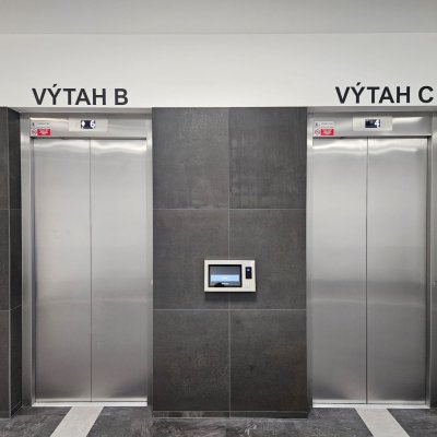 Pohled na invalidní výtahy se speciálním ovládáním pro handicapované