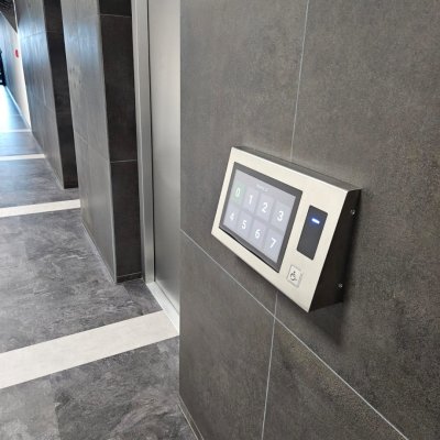 Moderní ovládací panel výtahu pro handicapované