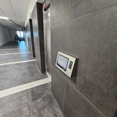 Moderní ovládací panel invalidních výtahů v Brně