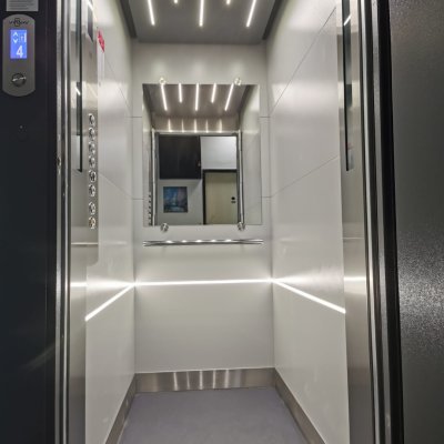 Pohled do kabiny osobního výtahu s moderním podsvícením