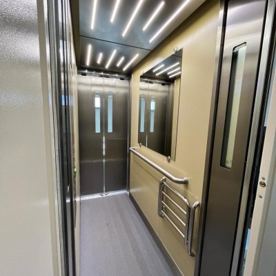 Moderní kabina osobního výtahu v bytovém domě