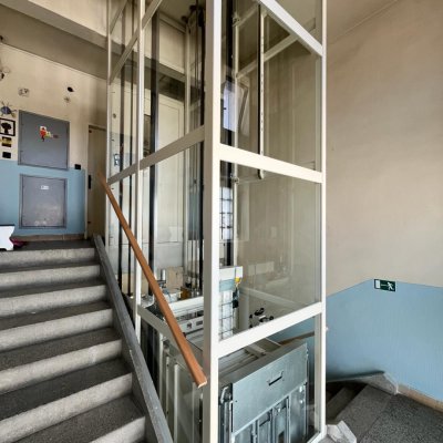 Výtahová šachta osobního výtahu v bytovce v Brně