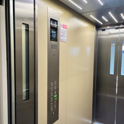 Moderní ovládací prvek osobního výtahu s displejem