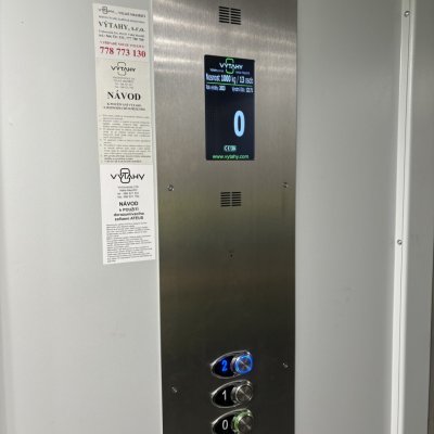 Ovládací panel a moderní displej nákladní výtahové plošiny