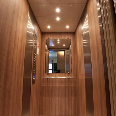 Kabina výtahu s imitací dřeva na stěnách