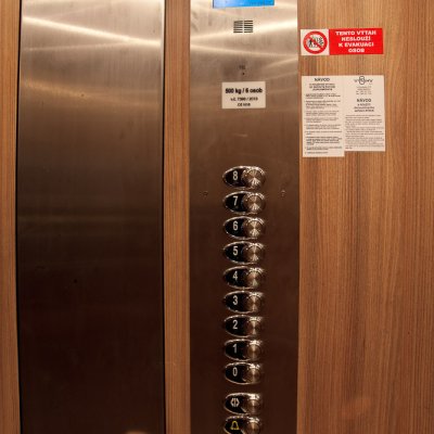 Klasický ovládací panel v kabině osobního výtahu