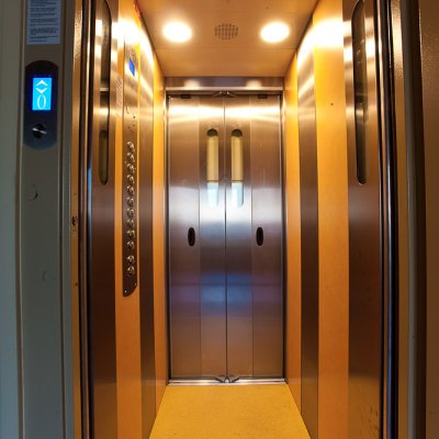 Kabina osobního výtahu v panelovém domě
