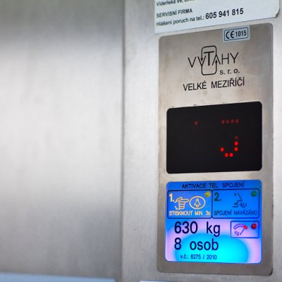 Výrobní a informační štítek výtahu s displejem