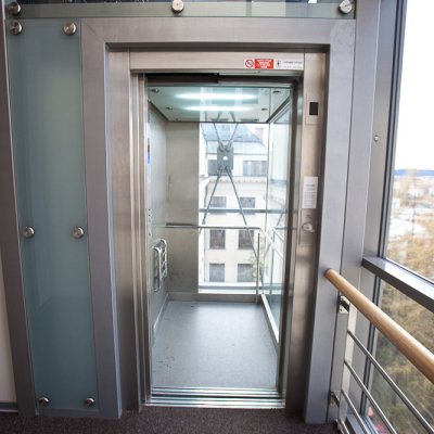 Pohled do otevřené kabiny proskleného výtahu