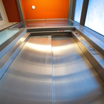 Dveře do výtahu na MZLU Brno