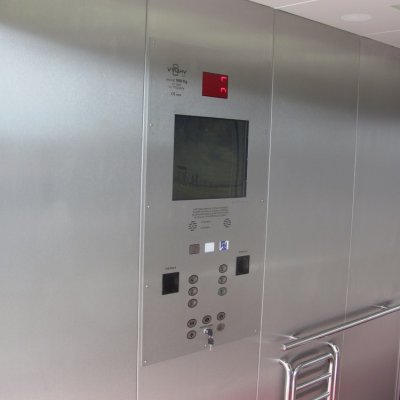 Ovládací panel výsuvného výtahu na heliportu