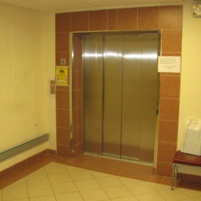 Vstup do výtahu v Nemocnici v Novém Městě na Moravě
