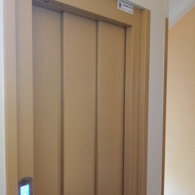 Osobní výtah Opava - vstupní dveře výtahu