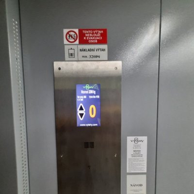 Nákladní výtah Pivovar Ostravar - displej a ovládací prvek