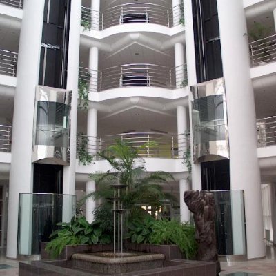 Dvojice panoramatických výtahů v administrativní budově