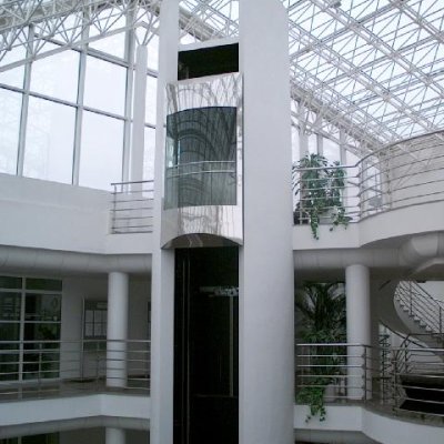 Velmi moderní panoramatický výtah na úřadě
