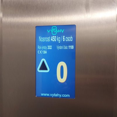 Displej u osobního výtahu v bytovém domě