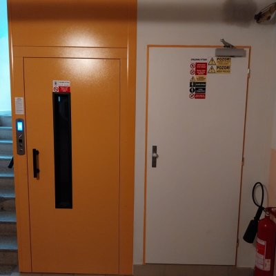 Osobní výtah a vedlejší technické zázemí v panelovém domě