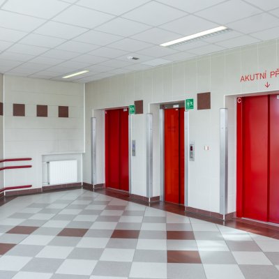 Vstupy do výtahů Dětská nemocnice Brno