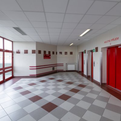 Vstupní prostor pro výtahy v Dětské nemocnici Brno