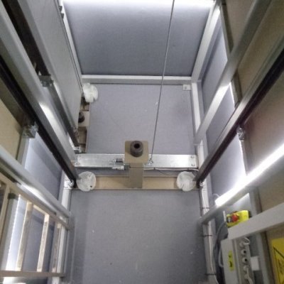 Technické zázemí výtahu ve výtahové šachtě