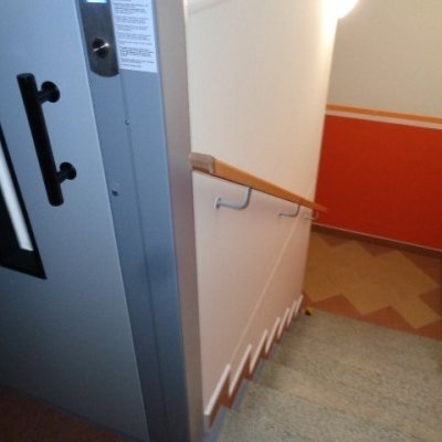 Těleso výtahu mezi schodištěm v panelovém domě