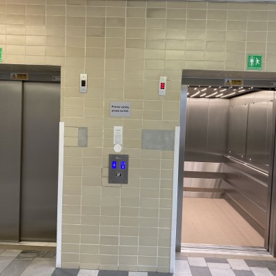 Lůžkový výtah Úrazová nemocnice Brno - vstup do výtahu