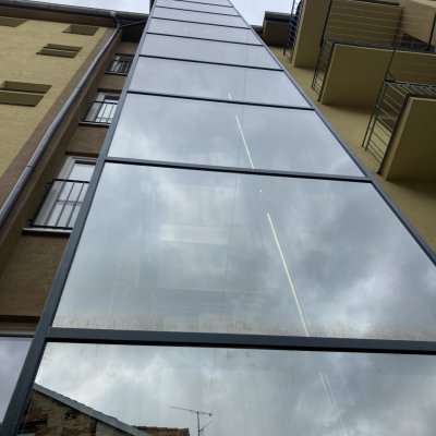 Panoramatický prosklený výtah u bytového domu