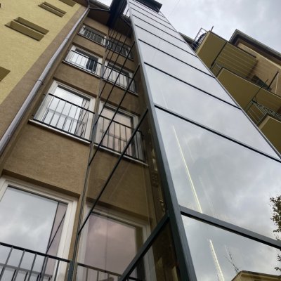 Panoramatický výtah s tělesem zvenku bytového domu