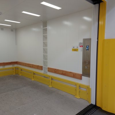 Nákladní výtahy ŠKODA AUTO Kvasiny - pohled do kabiny výtahu