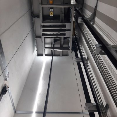 Kabina výtahu při pohledu z výtahové šachty