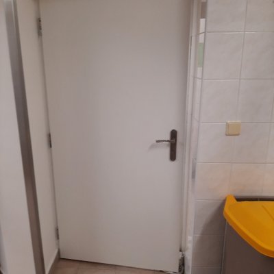Dveře související s technickým zázemím výtahu