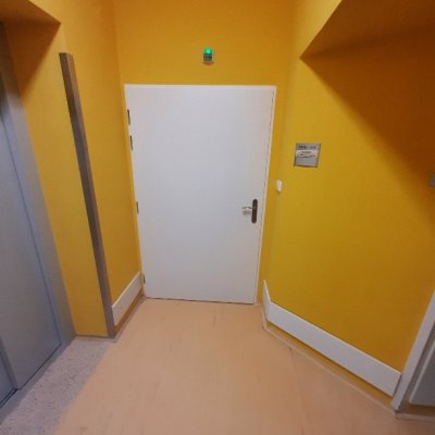 Dveře související s technickým zázemím výtahu