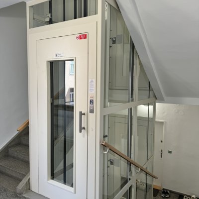 Osobní výtah Brno Grohova - moderní prosklená šachta
