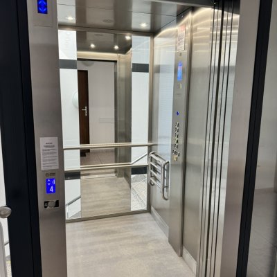 Kabina prostorného moderního výtahu se zázemím pro invalidy