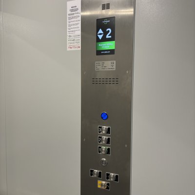 Moderní ovládací panel osobního výtahu