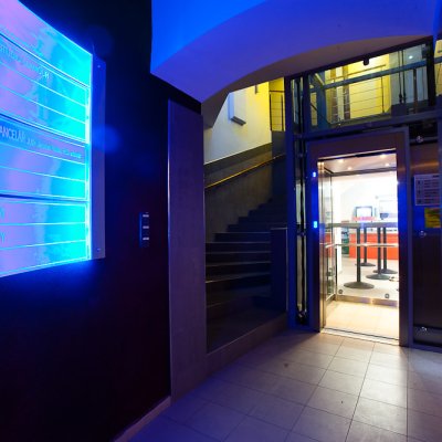 Budova po rekonstrukci s moderními prvky a moderním výtahem