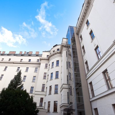 Venkovní šachta panoramatického proskleného výtahu