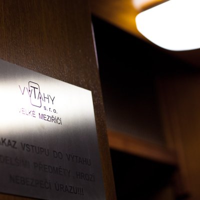 Páternoster VUT Brno - štítek autora rekonstrukce od firmy VÝTAHY, s.r.o.