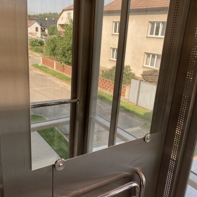Výtah pro vozíčkáře Obecní úřad Bory - výhled z kabiny