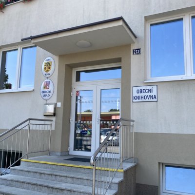 Obecní úřad Bory - vstup do budovy